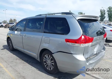 2012 Toyota Sienna Xle V6 8 Passenger z USA, uszkodzony, nr VIN 5TDYK3DCXCS278442